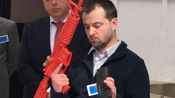 Ministr Chovanec na tiskové konferenci v Poslanecké sněmovně, kde vysvětloval, proč je nezbytné změnit Ústavu kvůli právu na zbraň. Součástí tiskovky byla ukázka (maket) palných zbraní.