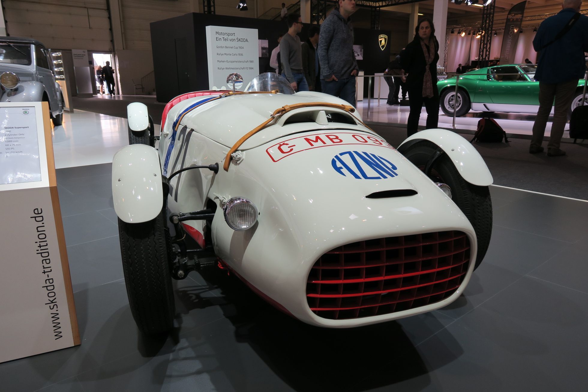 Stánek Škody na výstavě klasických automobilů v Essenu