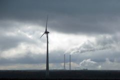 Konec snů o zelené revoluci? Fosilní paliva budou dominovat desetiletí, tvrdí experti