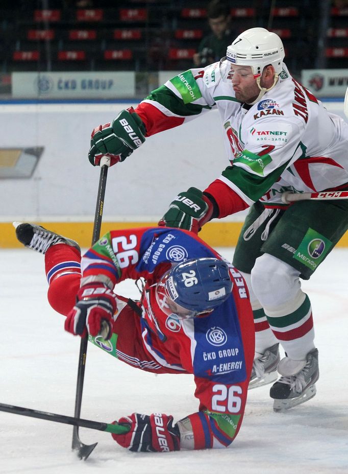 Hokej, KHL, Lev Praha - Kazaň: Michal Řepík (26) - Stěpan Zacharčuk