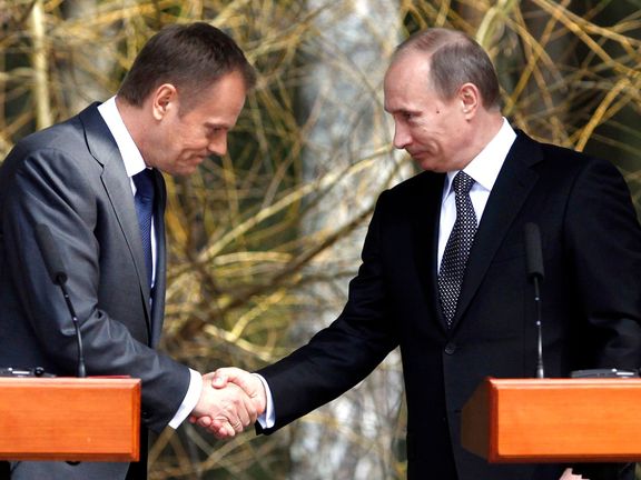 Ruský premiér Vladimir Putin a polský premiér Donald Tusk si podávají ruce při výročí 70 let od Katyňského masakru. Dnes by taková akce jen stěží proběhla. 7. dubna 2010