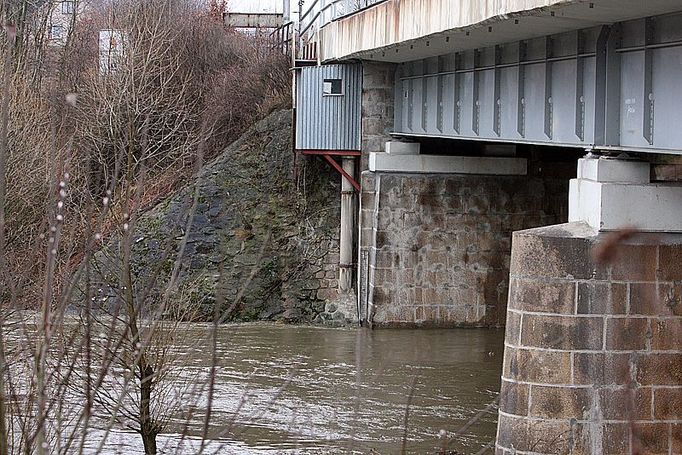 Automatická monitorovací stanice Chlístov na pilíři železničního mostu. Právě odtud se po celý pátek hlásí nejvyšší stupeň povodňového nebezpečí.