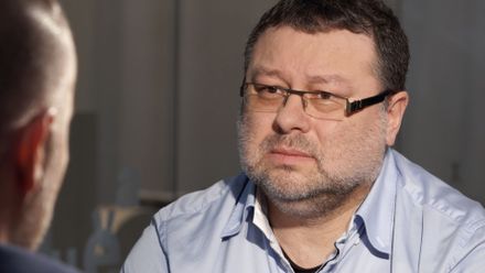 Okamura je vyčůraný politik, hraje loutku pro Východ, jeho lidé mají vazby na Rusko, říká Kmenta