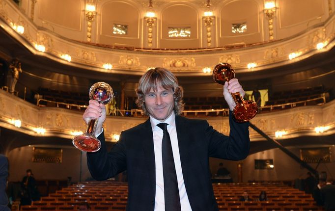 Pavel Nedvěd se svými cenami z galavečeru Ligové fotbalové asociace