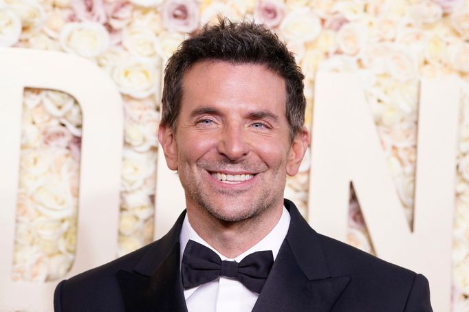 Herec a režisér Bradley Cooper na pondělním předávání Zlatých glóbů.