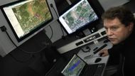Na míru vybavená dodávka slouží jako řídící pracoviště pro vedoucí štáb operace.