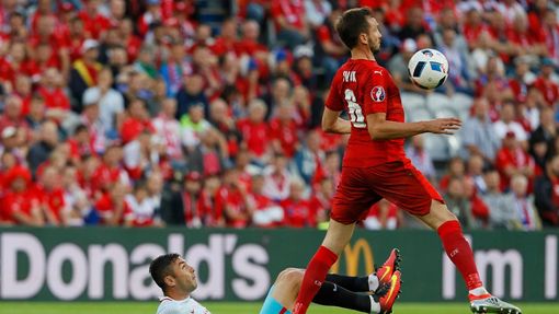 Euro 2016, Česko-Turecko: Burak Yilmaz dává gól na 0:1
