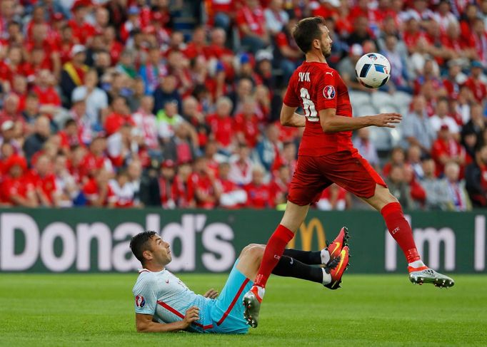 Euro 2016, Česko-Turecko: Burak Yilmaz dává gól na 0:1