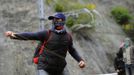 A coal miner throws a rock during a confrontation with the riot Civil Guard to protest against government spending cuts in the mining sector at the National Highway 630 in Cinera, northern Spanish province of Leon, June 7, 2012. REUTERS/Eloy Alonso (SPAIN - Tags: CIVIL UNREST BUSINESS EMPLOYMENT ENERGY) Published: Čer. 7, 2012, 3:36 odp.