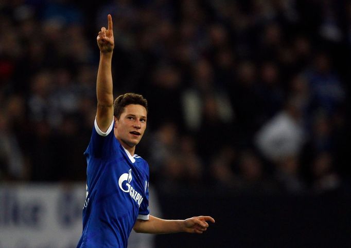 Fotbalista Schalke 04 Julian Draxler slaví gól v utkání Ligy mistrů 2012/13 proti Montpellieru.