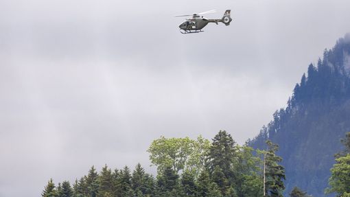 Švýcarská helikoptéra hlídkuje u Bürgenstocku, kde se koná mírový summit o Ukrajině.