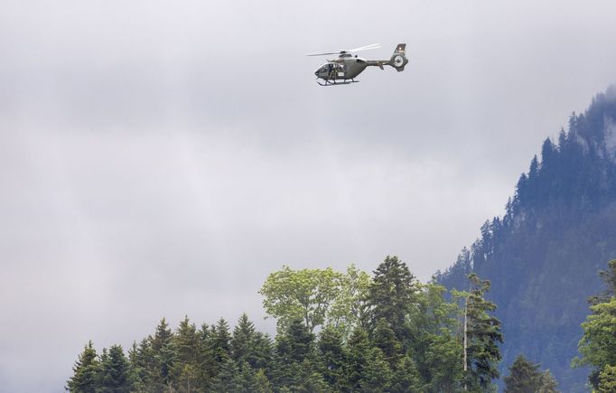 Švýcarská helikoptéra hlídkuje u Bürgenstocku, kde se koná mírový summit o Ukrajině.