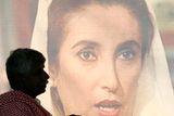 Přívrženec bývalé premiérky Benazír Bhuttové vedle jejho plakátu na letišti