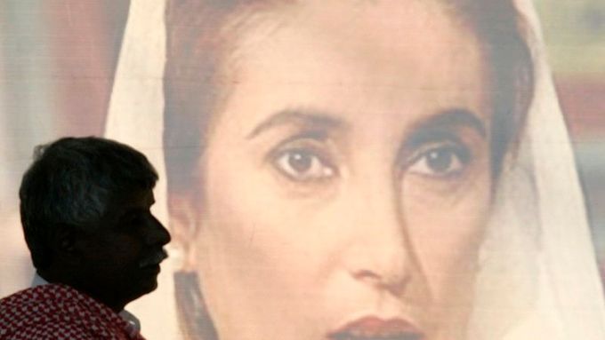 Přívrženec bývalé premiérky Benazír Bhuttové vedle jejho plakátu na letišti