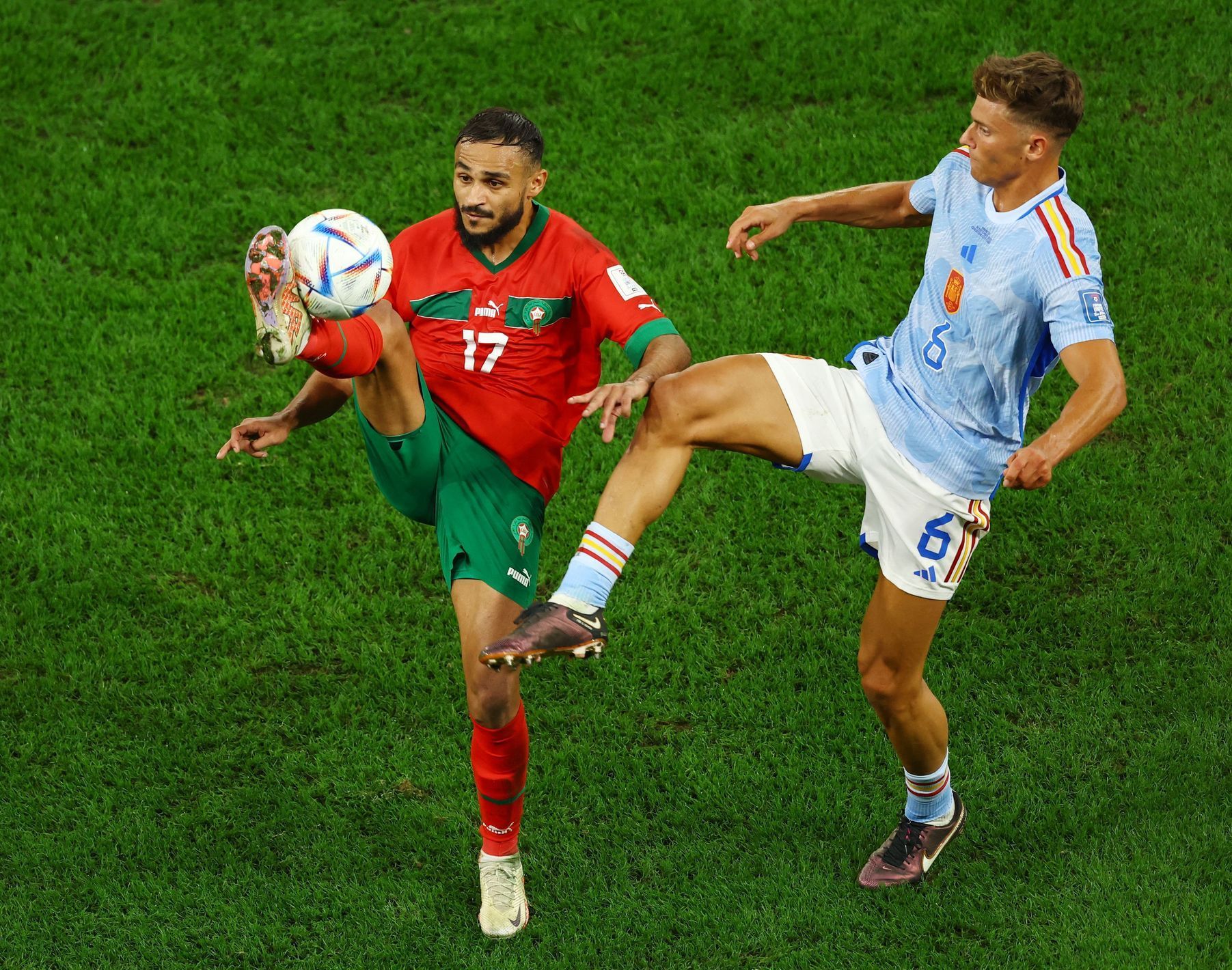 Sufján Búfál a Marcos Llorente v osmifinále MS 2022 Maroko - Španělsko