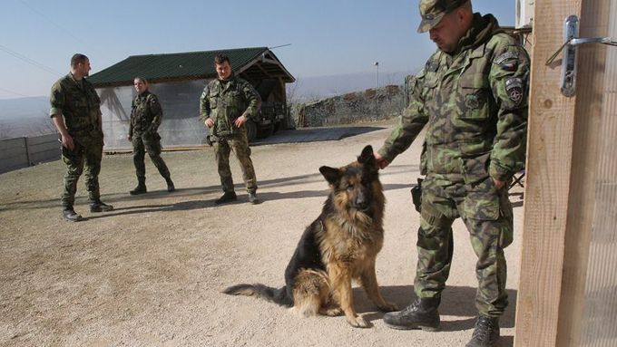 Pes Nero a podpraporčík Jaromír Valentík spolu sloužili v misi KFOR v Kosovu.
