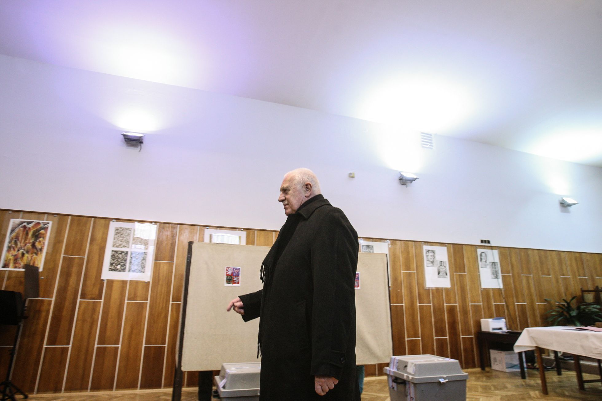 Václav Klaus volí ve druhém kole prezidentské volby