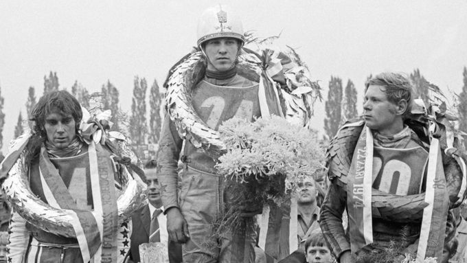 Ivan Mauger (vlevo) se na nejvyšší stupínek Zlaté přilby nikdy nepostavil. V roce 1974 nestačil na Jiřího Štancla.