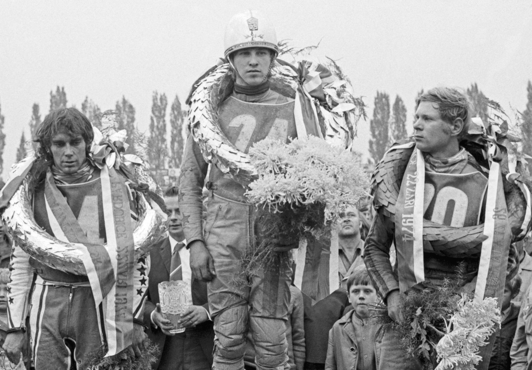 Jiří Štancl (uprostřed) se stal vítězem Zlaté přilby Československa 1974 . Druhé místo obsadil Ivan Mauger (vlevo) z Nového Zélandu, třetí byl Georgij Ivanov ze SSSR.
