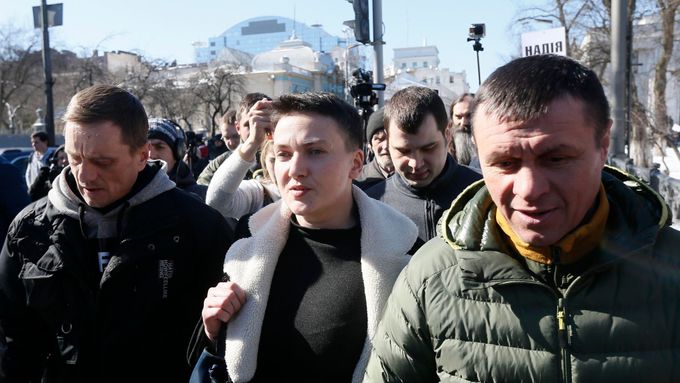 Členové SBU odvádí Nadiju Savčenkovou, kterou zatkli přímo v sídle parlamentu.