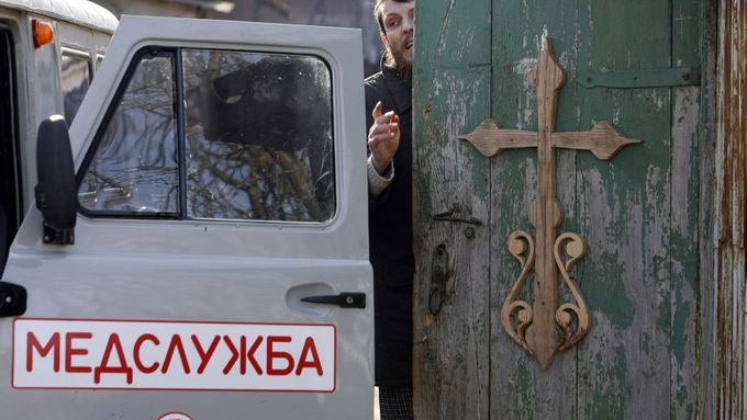 Šéfovi ruské Sekty soudného dne Pjotru Kuzněcovovi není pozornost novinářů dvakrát příjemná
