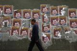 V křesle prezidenta sedí Chávez od roku 1999. A zvolen může být znovu. Plakátů se před volbami na ulicích objevilo tolik, že je nešlo přehlédnout.