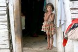 Tahle holka má hlad. Na Slovensku žijí lidé, kteří by potřebovali základní humanitární pomoc.