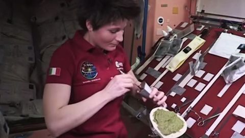 Podívejte se, jak se připravuje tortilla ve vesmíru