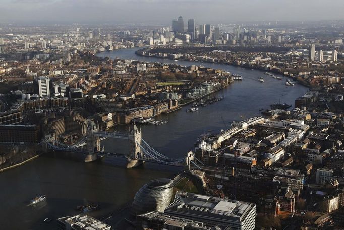 ATTENTION EDITORS - EMBARGOED FOR PUBLICATION TO 00:01 GMT JANUARY 11, 2013 Tower Bridge and the Canary Wharf financial district (at rear) are seen at dusk in an aerial photograph from The View gallery at the Shard, western Europe's tallest building, in London January 8, 2013. The View, the public viewing deck accessible by high speed elevators on the 309 metre (1013 feet) Shard building, opens on February 1. Picture taken January 8, 2013. REUTERS/Andrew Winning (BRITAIN - Tags: TRAVEL CITYSCAPE) TEMPLATE OUT Published: Led. 10, 2013, 12:07 odp.