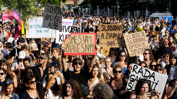 Zhruba 9000 lidí se toto pondělí na Slovensku zúčastnilo demonstrace proti ministryni kultury Martině Šimkovičové.