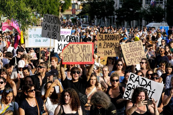 Zhruba 9000 lidí se toto pondělí na Slovensko zúčastnilo demonstrace proti ministryni kultury Martině Šimkovičové.