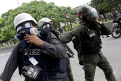 Venezuelský režim ztrácí oporu v armádě. Mezi vojáky přibývá kritiků Madura, tvrdí opozice