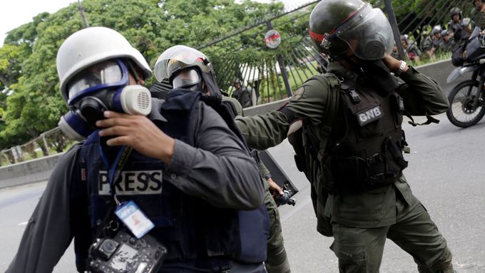 Zásahová jednotka na demonstracích v Caracasu.