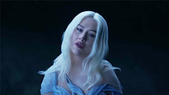 Úvodní píseň Reflection nazpívala zpěvácká superstar Christina Aguilera.