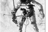 Astronaut Edward H. White jako první vystoupil do prostoru bez gravitace. Stalo se tak během letu Gemini 4.