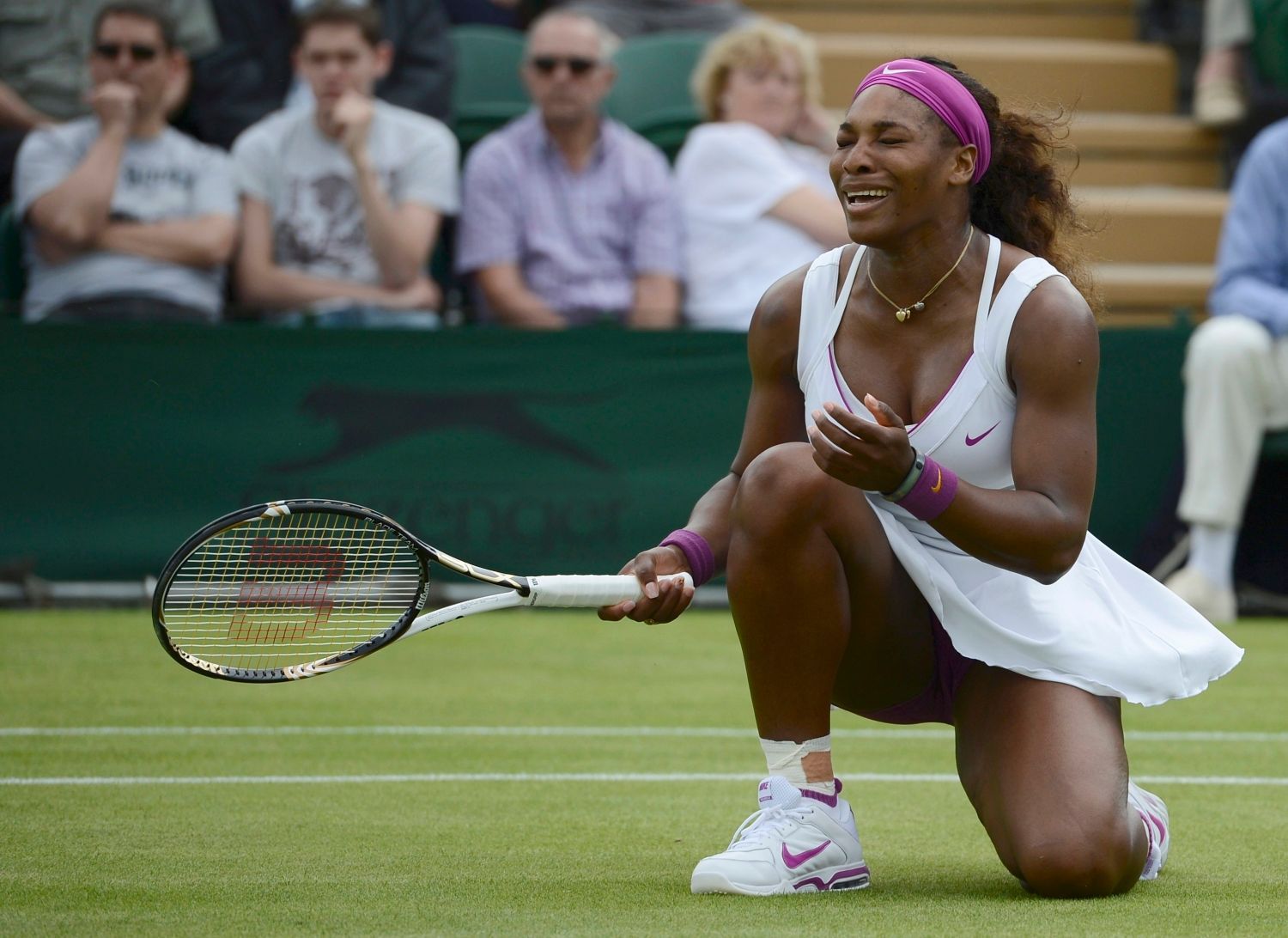 Americká tenistka Serena Williamsová se raduje z vítězství nad Barborou Záhlavovou Strýcovou z České republiky v 1. kole Wimbledonu 2012.