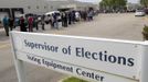 Voters stand in a long line at the Supervisor of Elections office in West Palm Beach, Florida November 5, 2012. Palm Beach County Supervisor of Elections Supervisor Susan Bucher is one of five supervisors in heavily populated counties who has allowed in-person absentee voting after Florida Republican Governor Rick Scott refused to extend early voting. REUTERS/Joe Skipper (UNITED STATES - Tags: POLITICS ELECTIONS USA PRESIDENTIAL ELECTION) Published: Lis. 5, 2012, 6:27 odp.