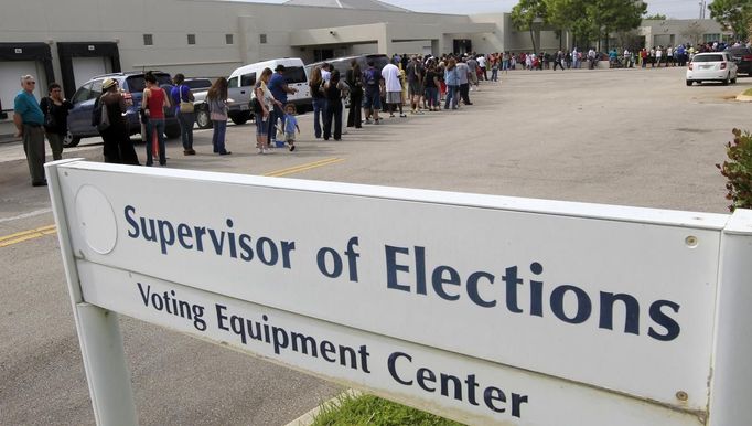 Voters stand in a long line at the Supervisor of Elections office in West Palm Beach, Florida November 5, 2012. Palm Beach County Supervisor of Elections Supervisor Susan Bucher is one of five supervisors in heavily populated counties who has allowed in-person absentee voting after Florida Republican Governor Rick Scott refused to extend early voting. REUTERS/Joe Skipper (UNITED STATES - Tags: POLITICS ELECTIONS USA PRESIDENTIAL ELECTION) Published: Lis. 5, 2012, 6:27 odp.