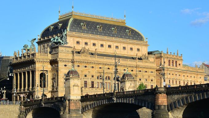 Národní divadlo v Praze je jednou z příspěvkových organizací ministerstva kultury. A podle nové koncepce státní politiky ho transformace na takzvanou veřejnoprávní instituci v kultuře hned tak nečeká.