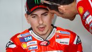 Naopak Jorge Lorenzo, jenž do Ducati přišel před sezonou po devíti letech v sedle Yamahy, se trápil a jen tak tak se vešel do nejlepší desítky.