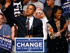 Obama slibuje změnu. Clintonová je však symbolem starých pořádků.