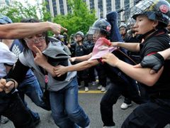 Demonstranti v Jižní Koreji protestují proti obnovení dovozu americkéhop hovězího, přestože v USA byla zjištěna nemoc šílených krav.