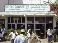 Ozbrojenci pronikli do hotelu Sahafi v Mogadišu a Francouzce odvlekli z jejich pokojů.