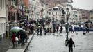 People walk on raised platforms for flood waters during a period of seasonal high water in Venice October 27, 2012. The water level in the canal city rose to 127 cm (50 inches) above the normal level, according to the monitoring institute. REUTERS/Manuel Silvestri (ITALY - Tags: ENVIRONMENT SOCIETY TRAVEL) Published: Říj. 27, 2012, 12:29 odp.