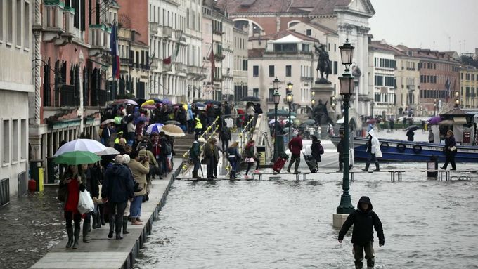 Dramatická situace v Benátkách, povodně jsou rekordní. Sledujte záběry ze zatopené laguny
