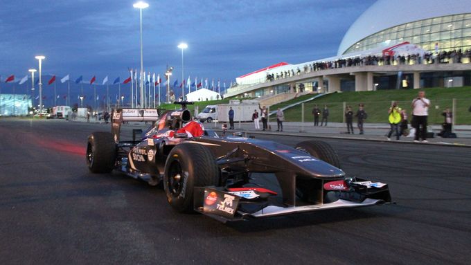 Chytanou trať městského okruhu v Soči si jako první vyzkoušel domácí jezdec Sergej Sirotkin za volantem Sauberu.