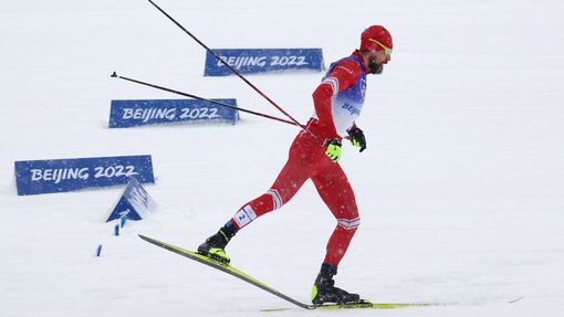 Sergej Usťugov během posledního úseku štafety na ZOH 2022.