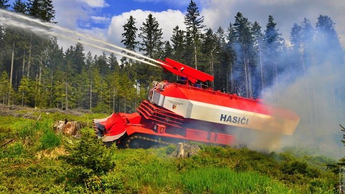 V těžko přístupných terénech, například lesích, se hasičům při hašení požáru hodí požární tank. Toto je stroj SPOT 55 a v Česku je jen jeden.