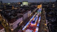 Vánoční trh v Bruselu, v pozadí kostel Sainte Catherine.