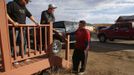 Oil industry workers visit at a so-called man camp outside Watford, North Dakota, October 20, 2012. Thousands of people have flooded into North Dakota to work in state's oil drilling boom. Picture taken October 20, 2012. REUTERS/Jim Urquhart (UNITED STATES - Tags: ENERGY BUSINESS EMPLOYMENT REAL ESTATE) Published: Říj. 22, 2012, 1:41 odp.